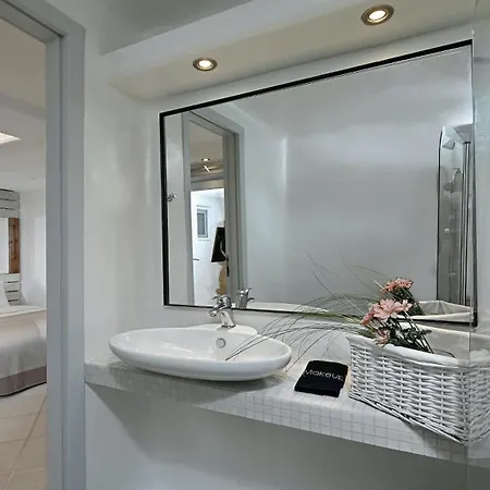 Luxury Platis Gialos: Poolside Retreat