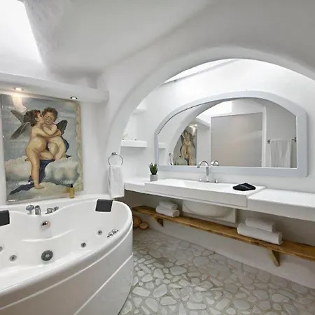 Luxury Platis Gialos: Poolside Retreat