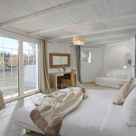 Luxury Platis Gialos: Poolside Retreat