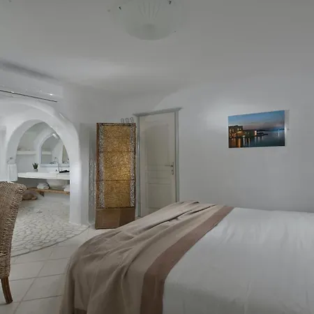 Villa Luxury Platis Gialos: Poolside Retreat *