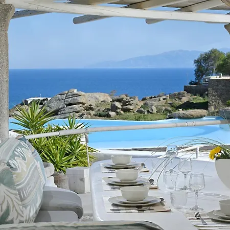 Luxury Platis Gialos: Poolside Retreat