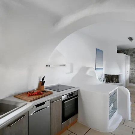 Luxury Platis Gialos: Poolside Retreat Villa