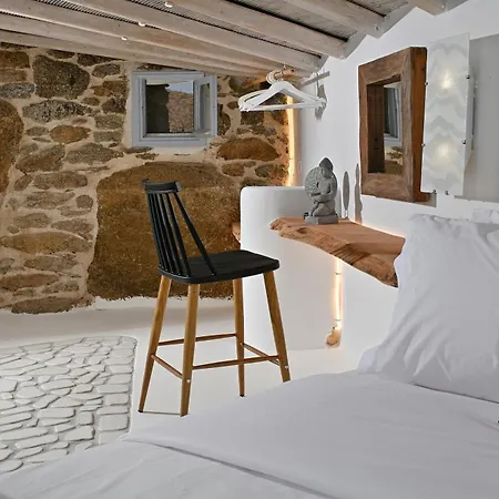 Luxury Platis Gialos: Poolside Retreat