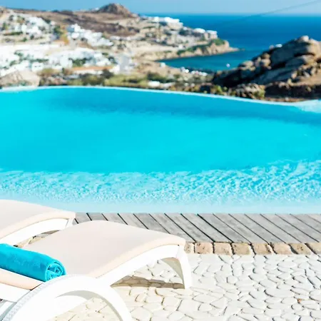 Luxury Platis Gialos: Poolside Retreat