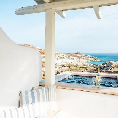 Luxury Platis Gialos: Poolside Retreat
