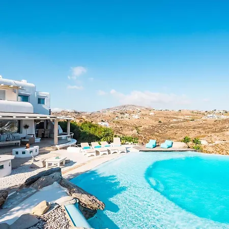 Luxury Platis Gialos: Poolside Retreat